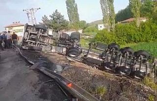 Tır şarampole devrildi, sürücüsü yaralandı