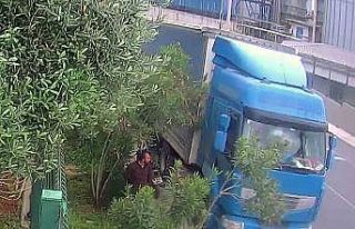 Tırın camını kırıp telefon çaldı, o anlar...