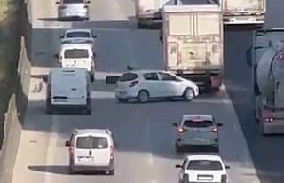 Tırın kopan lastik kaplaması, zincirleme kazaya...