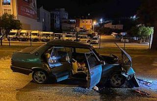 Tırla çarpışan Tofaş hurdaya döndü: 2 yaralı