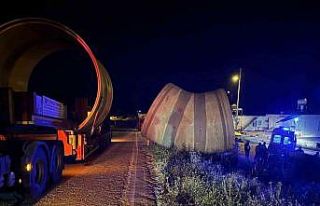 Tırla hafif ticari araç çarpıştı: 2 yaralı