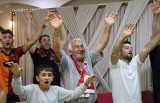 Torunlarıyla maçı izledi, takımının şampiyonluk...