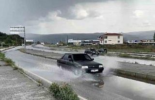 Tosya’da sağanak yağış etkili oldu, yollarda...