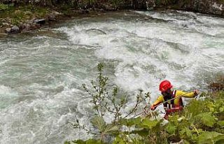 Trabzon’da su içmek isterken dereye düşen çocuk...