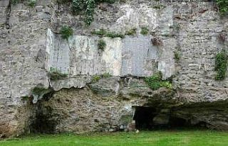 Trabzon’da tarihi surlardaki fayans kirliliği temizlendi