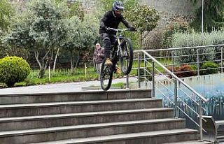 Trabzonlu genç yetenek merdivenlerden bisikleti ile...