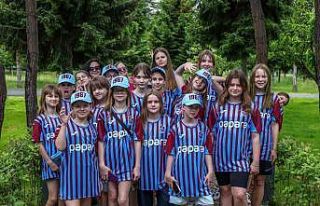 Trabzonsporlu futbolcular Ukraynalı çocuklarla bir...