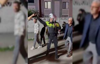 Trafik polisi halay çekti, renkli görüntüler çıktı