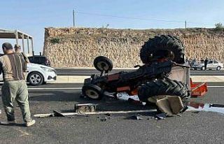 Traktör ile otomobil çarpıştı: 3 yaralı