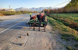 Traktöre arkadan çarpan otomobilde sürücü yaralandı