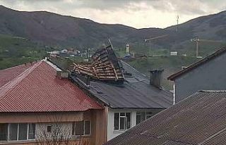 Tunceli’de fırtına etkili oldu, çatılar uçtu,...