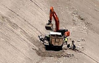 Tunceli’de kamyon şarampole yuvarlandı: 1 yaralı