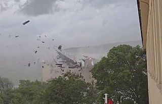 Tunceli’deki fırtınada çatı saniyeler içerisinde...