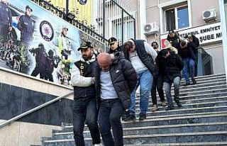 Turistlerin paralarını kontrol etme bahanesiyle...