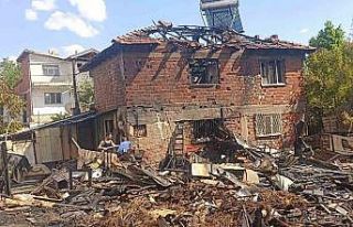 Tutuşan perde onca yıllık emeklerini küle çevirdi