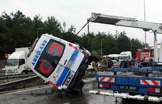 Tuzla’da hasta nakil ambulansı yan yattı: 3 yaralı