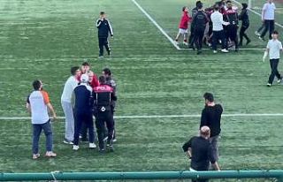 U-15 Futbol Ligi şampiyonluk maçında saha karıştı