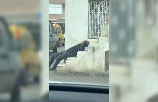Uyuşturucu bağımlısı merdivenlerde sızıp kaldı