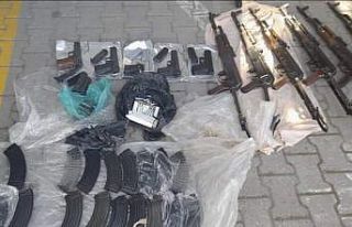 Uyuşturucu sandılar, silah deposu çıktı: Otomobili...