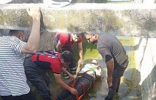 Üzerinden geçmeye çalıştığı sulama kanalına...