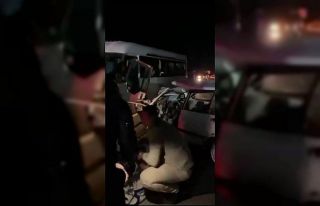 Uzundere’de midibüs ile otomobil çarpıştı:...