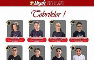 Vali Aktaş bursluluk sınavında birinci olan öğrencileri...