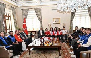 Vali Özkan gençleri ağırladı