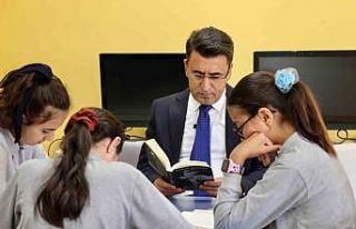 Vali Şefik Aygöl, öğrencilerle kitap okudu