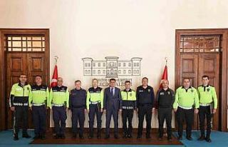 Vali Şefik Aygöl’den trafik personeline başarı...