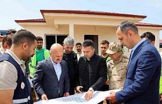 Vali Varol, köy evlerinde incelemelerde bulundu