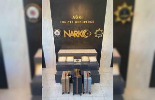 Valiz tabanına zulalanmış 8 kilo metamfetaminle...