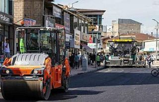 Van Büyükşehir Belediyesi asfalt serimine başladı