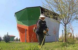 Van Büyükşehir Belediyesi parklarda çalışma...