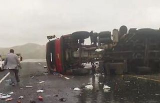 Van-Hakkari karayolunda tır devrildi: 2 yaralı