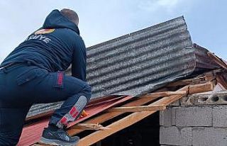 Van itfaiyesi fırtınaya karşı gece boyu seferber...