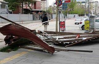 Van’da etkili olan fırtına çatıları uçurdu,...