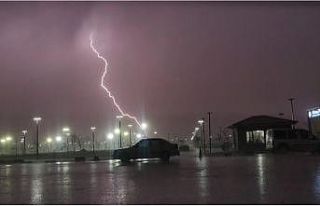 Van’da şimşekler geceyi aydınlattı