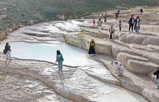 Van’ın travertenlerine ziyaretçi akını