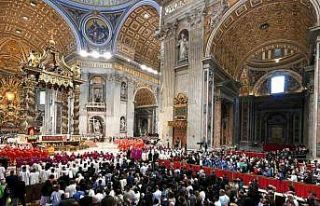 Vatikan’da papa seçimi başlıyor