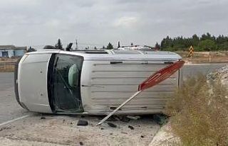 Viraja hızlı giren aracı ’DUR’ tabelası durdurdu