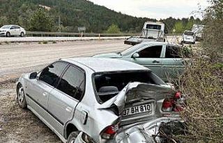 Virajı alamayan otomobil park halindeki araca çarptı:...