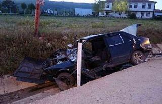 Virajı alamayan Tofaş otomobil refüje çarptı:...