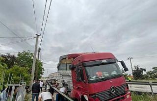 Yağmur kazayı beraberinde getirdi: Tır yan yola...