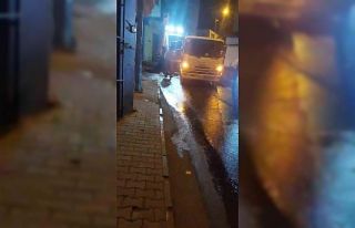 Yağmursuz günde sokaklar dere gibi aktı