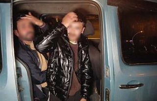 Yakalanan göçmenler gazetecileri görünce ’Yakışıklı’...