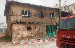 Yangında 75 yaşındaki adamın evi kullanılamaz...