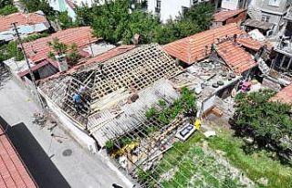 Yangında zarar gören evin tadilatı yapılıyor