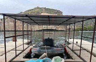 Yasak olmasına rağmen ağ atarak balık avlayan...