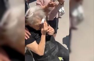 Yaşlı kadın kaldırımda düşüp kafasını vurdu,...