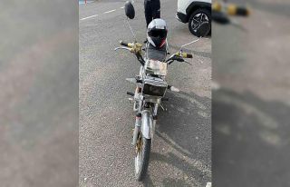 Yatarak motosiklet süren sürücünün ehliyeti iptal...